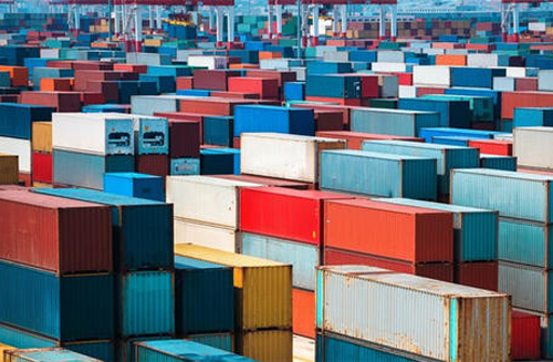 目前洛杉磯港和長灘港都都出現(xiàn)擁堵和集裝箱堆積的狀況